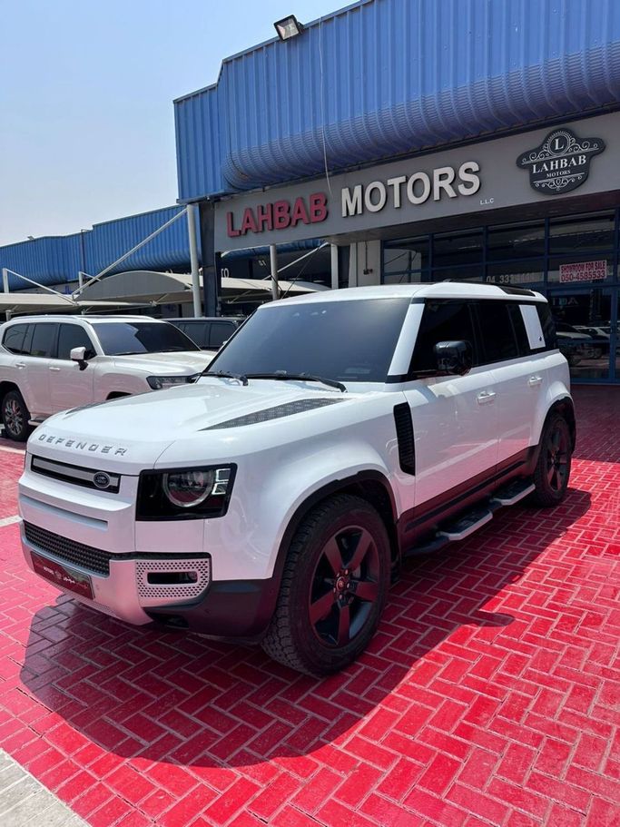 Подержанный Land Rover Defender P400 II, 3.0 л, 2024 в Дубае от Lahbab Motors Белый цвет. GCC | AUTO.AE