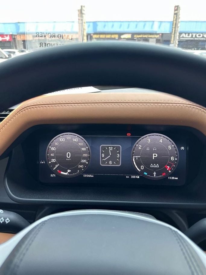 Подержанный Land Rover Defender P400 II, 3.0 л, 2024 в Дубае от Lahbab Motors Белый цвет. GCC | AUTO.AE