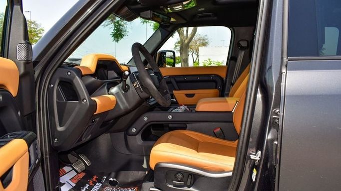 Новый Land Rover Defender P400 II, 3.0 л, 2024 в Дубае от Najem Motors Черный цвет. Европейская | AUTO.AE