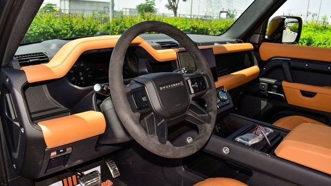 Новый Land Rover Defender P400 II, 3.0 л, 2024 в Дубае от Najem Motors Черный цвет. Европейская | AUTO.AE