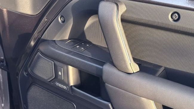 Новый Land Rover Defender Octa II, 4.4 л, 2025 в Дубае от Falcons GT Motors FZCO Серый цвет. Европейская | AUTO.AE