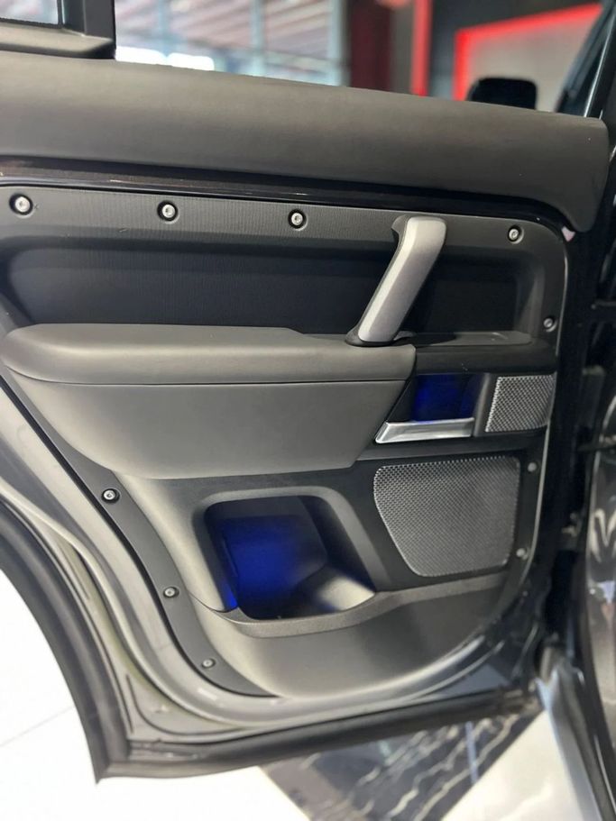 Подержанный Land Rover Defender 110 II, 5.0 л, 2023 в Дубае от A Class Motors Серый цвет.  | AUTO.AE