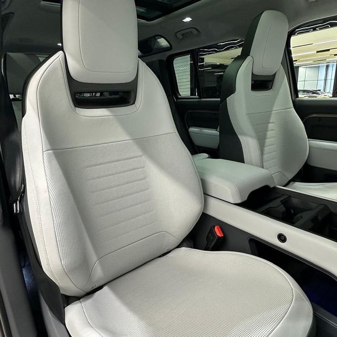 Новый Land Rover Defender Octa II, 4.4 л, 2025 в Дубае от AAA Motors Бежевый цвет. Европейская | AUTO.AE