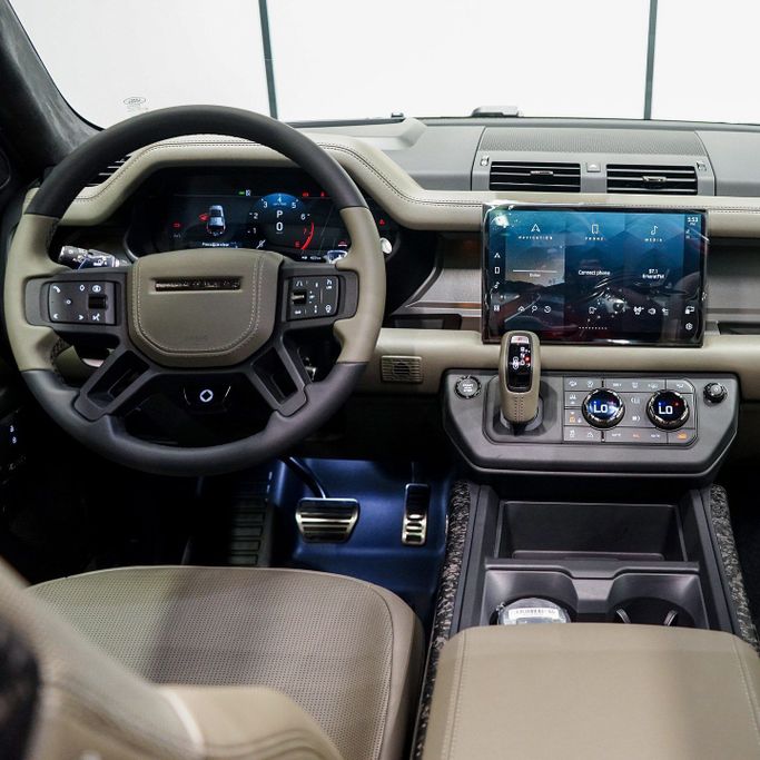 جديدة Land Rover Defender Octa ثانياً, 4.4 l, 2025 في في دبي من AAA Motors، اللون رمادي. مواصفات الخليج | AUTO.AE