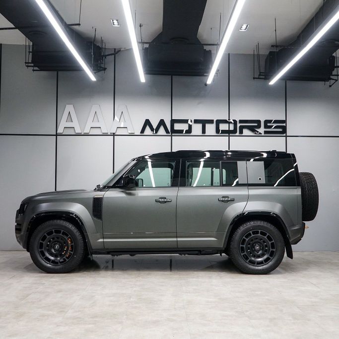 جديدة Land Rover Defender Octa ثانياً, 4.4 l, 2025 في في دبي من AAA Motors، اللون رمادي. مواصفات الخليج | AUTO.AE