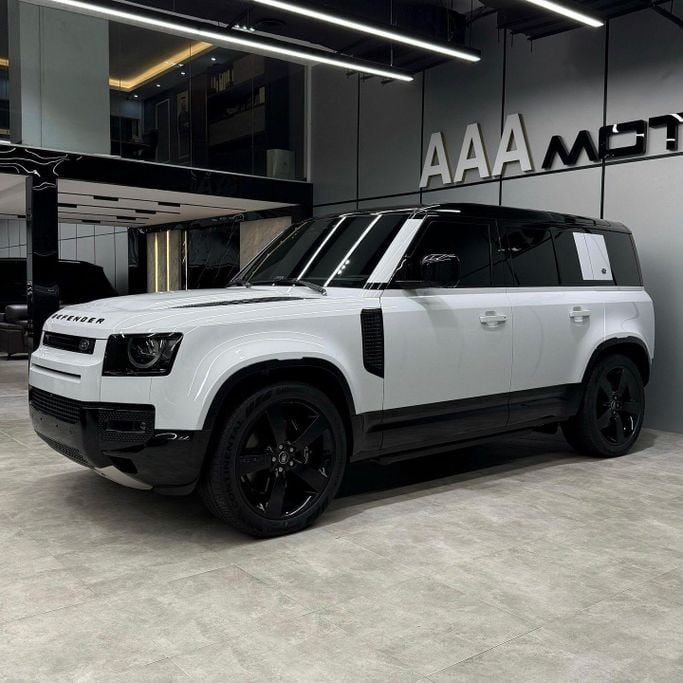 Подержанный Land Rover Defender 110 II, 5.0 л, 2023 в Дубае от AAA Motors Белый цвет. Европейская | AUTO.AE