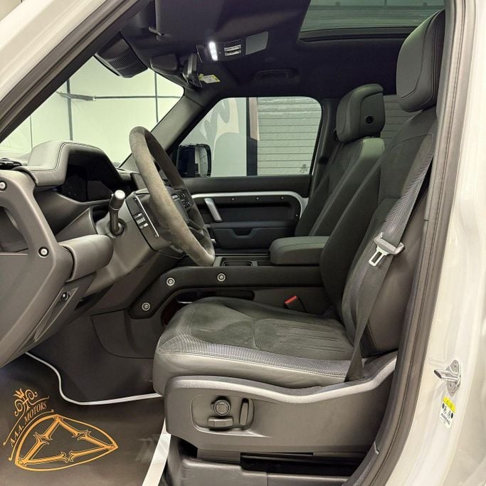 Подержанный Land Rover Defender 110 II, 5.0 л, 2023 в Дубае от AAA Motors Белый цвет. Европейская | AUTO.AE