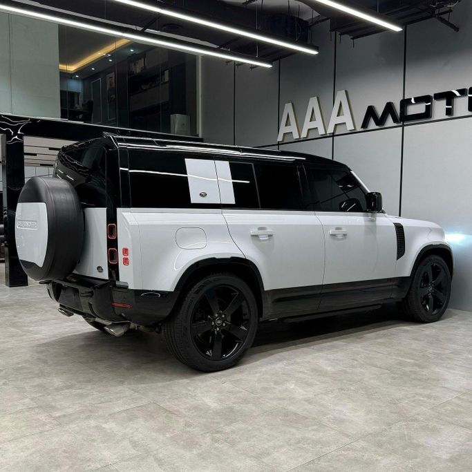 Подержанный Land Rover Defender 110 II, 5.0 л, 2023 в Дубае от AAA Motors Белый цвет. Европейская | AUTO.AE