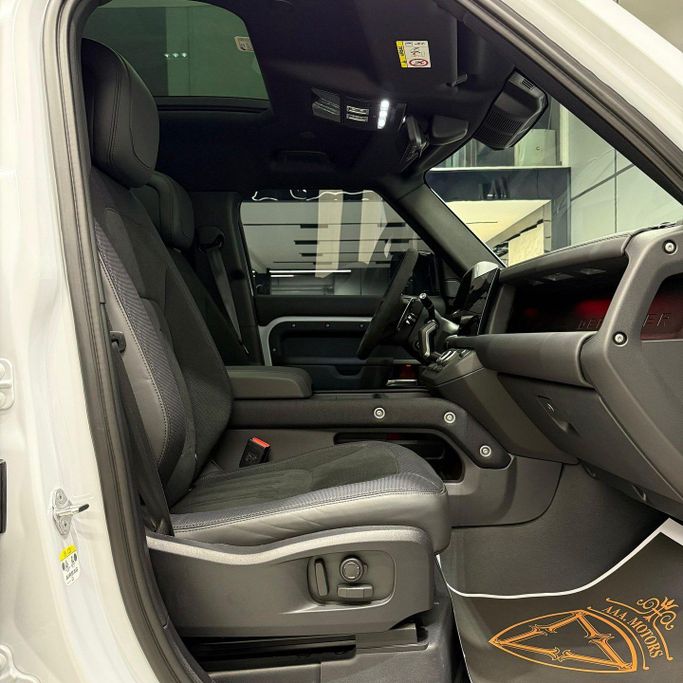 Подержанный Land Rover Defender 110 II, 5.0 л, 2023 в Дубае от AAA Motors Белый цвет. Европейская | AUTO.AE