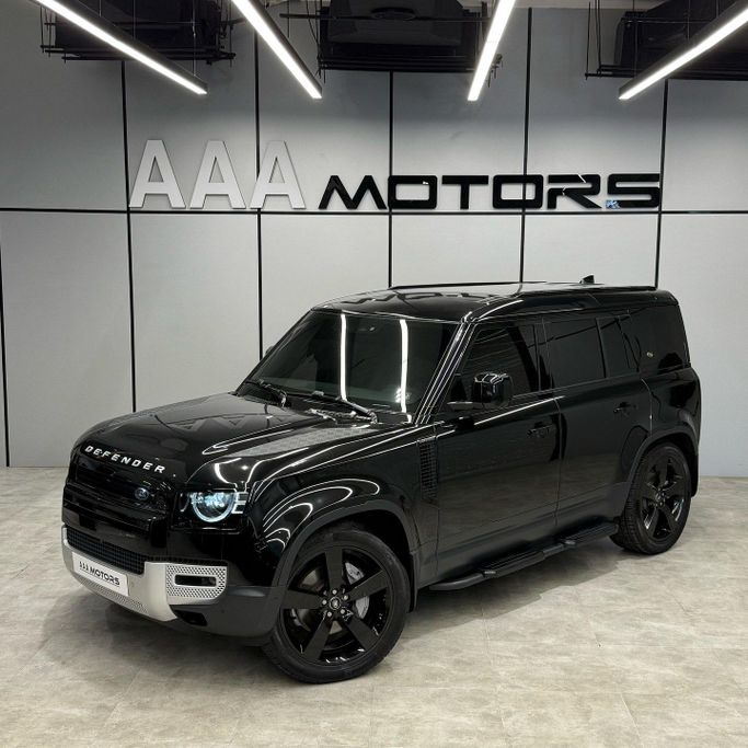 Подержанный Land Rover Defender P400 II, 3.0 л, 2023 в Дубае от AAA Motors Черный цвет. GCC | AUTO.AE