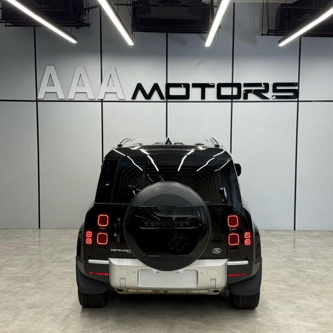 Подержанный Land Rover Defender P400 II, 3.0 л, 2023 в Дубае от AAA Motors Черный цвет. GCC | AUTO.AE