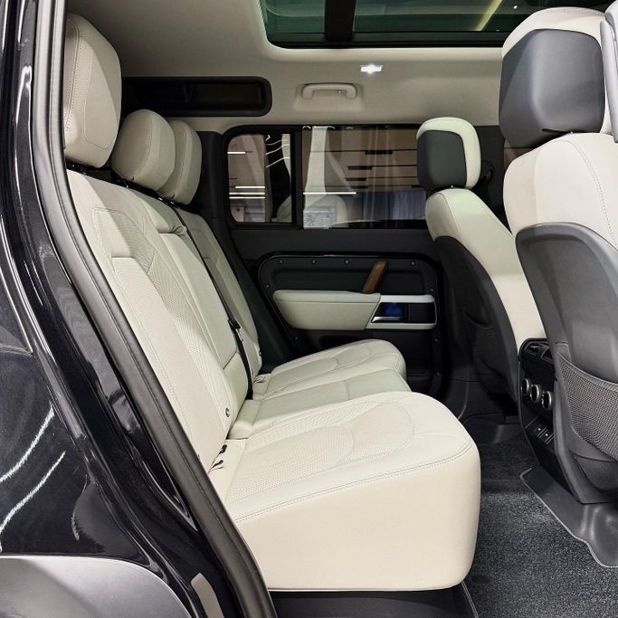 Подержанный Land Rover Defender P400 II, 3.0 л, 2023 в Дубае от AAA Motors Черный цвет. GCC | AUTO.AE