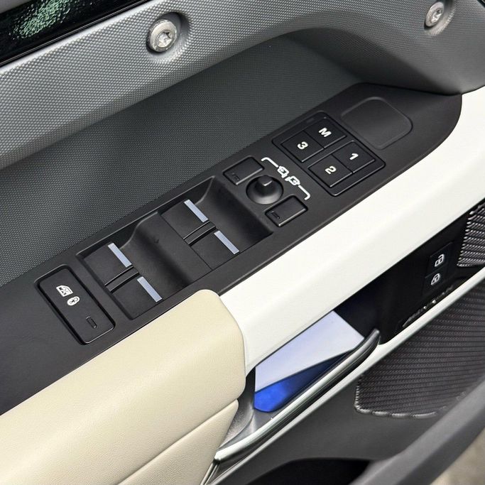 Подержанный Land Rover Defender P400 II, 3.0 л, 2023 в Дубае от AAA Motors Черный цвет. GCC | AUTO.AE