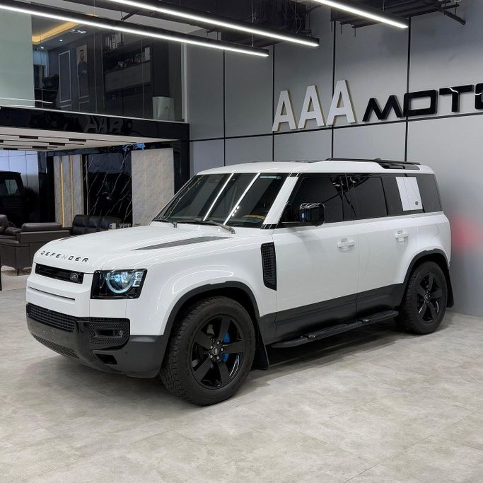 Подержанный Land Rover Defender P400 II, 3.0 л, 2024 в Дубае от AAA Motors Белый цвет. GCC | AUTO.AE
