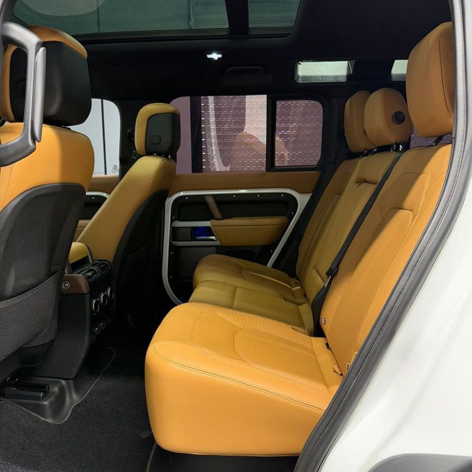 Подержанный Land Rover Defender P400 II, 3.0 л, 2024 в Дубае от AAA Motors Белый цвет. GCC | AUTO.AE