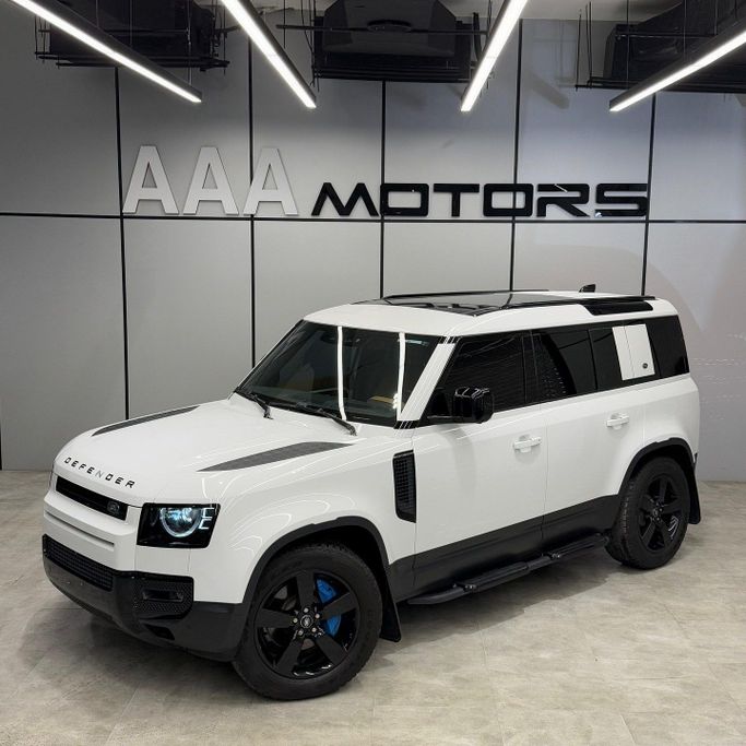 Подержанный Land Rover Defender P400 II, 3.0 л, 2024 в Дубае от AAA Motors Белый цвет. GCC | AUTO.AE