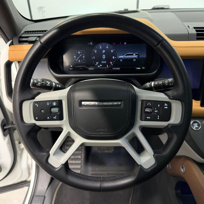 Подержанный Land Rover Defender P400 II, 3.0 л, 2024 в Дубае от AAA Motors Белый цвет. GCC | AUTO.AE