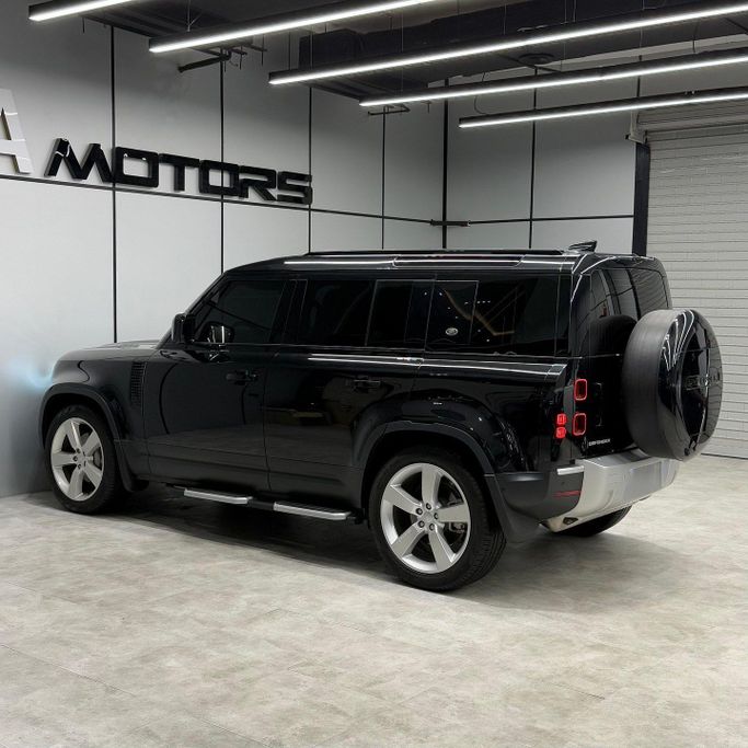 مستعملة Land Rover Defender P400 ثانياً, 3.0 l, 2024 في في دبي من AAA Motors، اللون أسود. مواصفات الخليج | AUTO.AE