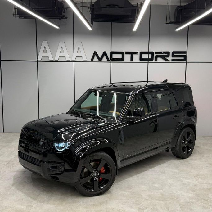 Подержанный Land Rover Defender P400 II, 3.0 л, 2023 в Дубае от AAA Motors Черный цвет. GCC | AUTO.AE