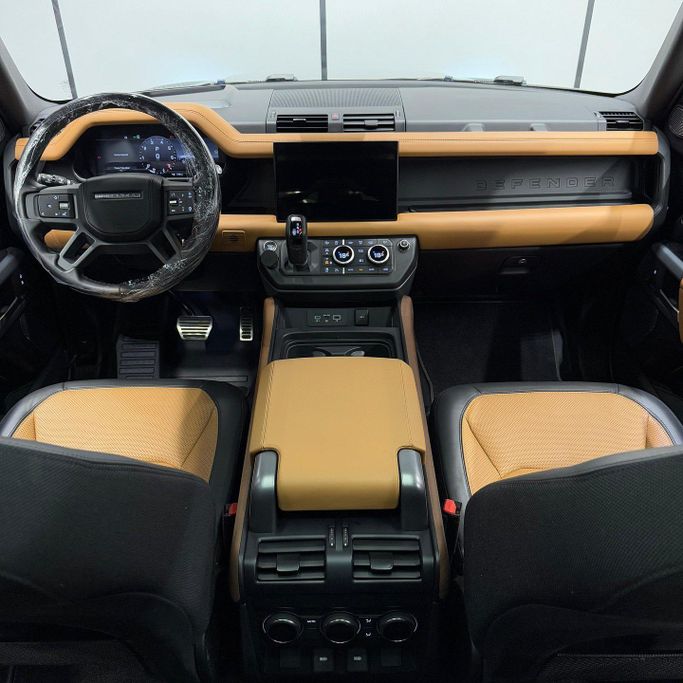 Подержанный Land Rover Defender P400 II, 3.0 л, 2023 в Дубае от AAA Motors Черный цвет. GCC | AUTO.AE