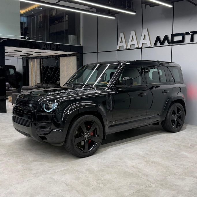 Подержанный Land Rover Defender P400 II, 3.0 л, 2023 в Дубае от AAA Motors Черный цвет. GCC | AUTO.AE