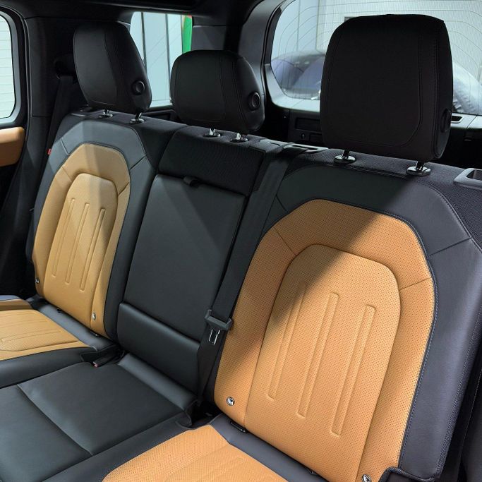 Подержанный Land Rover Defender P400 II, 3.0 л, 2023 в Дубае от AAA Motors Черный цвет. GCC | AUTO.AE