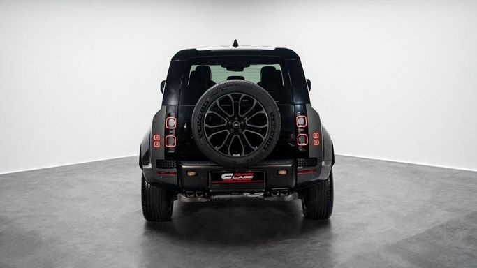جديدة Land Rover Defender Octa ثانياً, 4.4 l, 2025 في في دبي من Al Ain Class Motors، اللون أخضر. المواصفات الأوروبية | AUTO.AE