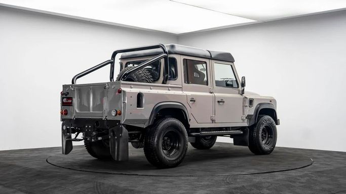 Подержанный Land Rover Defender 110 I Рестайлинг, 2.4 л, 2015 в Дубае от Al Ain Class Motors Серый цвет. Other | AUTO.AE