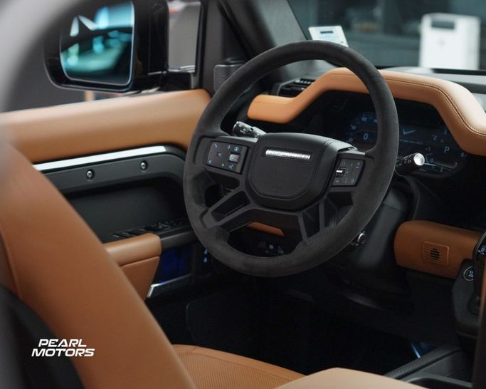 Подержанный Land Rover Defender 110 II, 5.0 л, 2024 в Дубае от Pearl Motors Серый цвет. Канадская | AUTO.AE