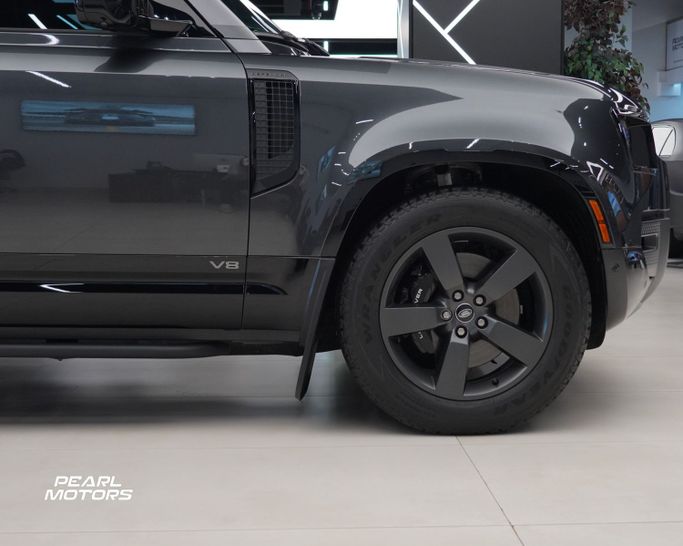 Подержанный Land Rover Defender 110 II, 5.0 л, 2024 в Дубае от Pearl Motors Серый цвет. Канадская | AUTO.AE