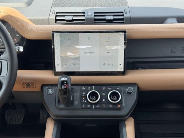 Новый Land Rover Defender P400 II, 3.0 л, 2025 в Дубае от Titanum Cars Серебристый цвет. GCC | AUTO.AE