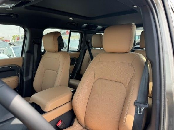 Новый Land Rover Defender P400 II, 3.0 л, 2025 в Дубае от Titanum Cars Серебристый цвет. GCC | AUTO.AE