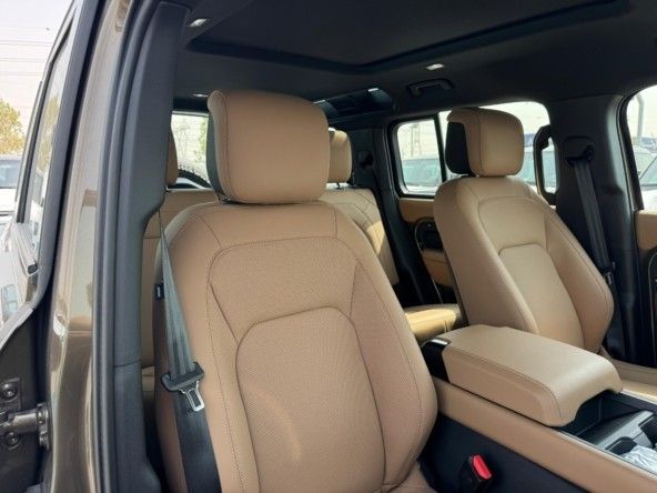 Новый Land Rover Defender P400 II, 3.0 л, 2025 в Дубае от Titanum Cars Золотистый цвет. GCC | AUTO.AE