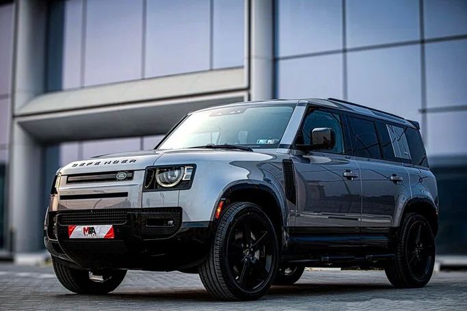 Подержанный Land Rover Defender P400 II, 3.0 л, 2022 в Дубае от MBA Motors Серый цвет. Американская | AUTO.AE