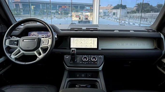 Подержанный Land Rover Defender P400 II, 3.0 л, 2022 в Дубае от MBA Motors Серый цвет. Американская | AUTO.AE