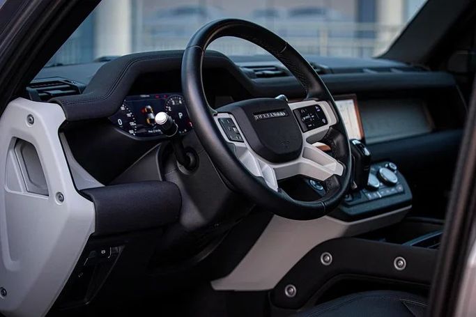 Подержанный Land Rover Defender P400 II, 3.0 л, 2022 в Дубае от MBA Motors Серый цвет. Американская | AUTO.AE