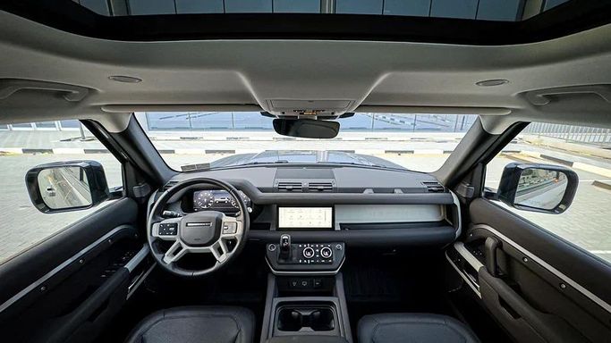 Подержанный Land Rover Defender P400 II, 3.0 л, 2022 в Дубае от MBA Motors Серый цвет. Американская | AUTO.AE