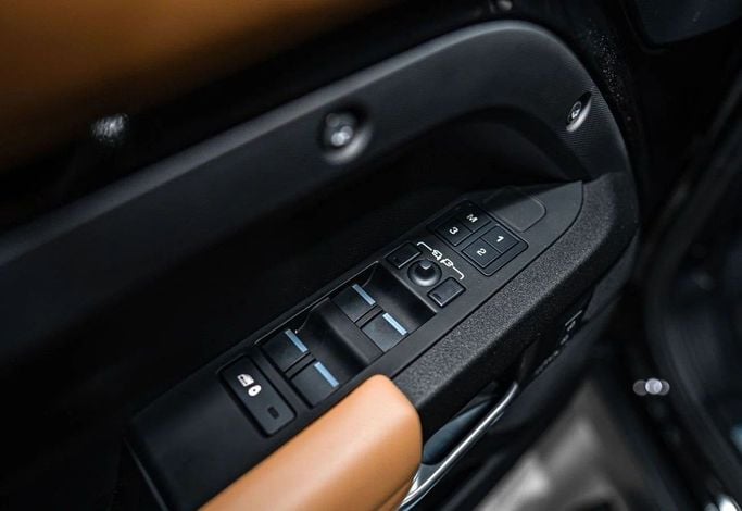 Подержанный Land Rover Defender 110 II, 5.0 л, 2025 в Дубае от LMG Motors Черный цвет. GCC | AUTO.AE
