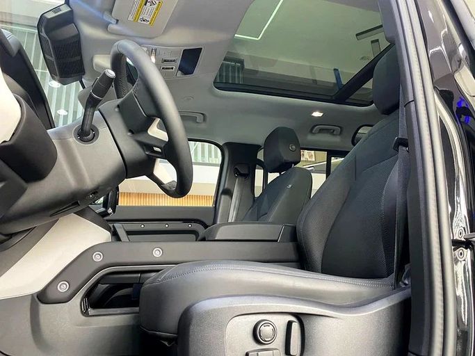 Подержанный Land Rover Defender 110 II, 2.0 л, 2025 в Дубае от Hot Wheel Used Motors Черный цвет. Other | AUTO.AE