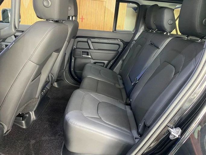 Подержанный Land Rover Defender 110 II, 2.0 л, 2025 в Дубае от Hot Wheel Used Motors Черный цвет. Other | AUTO.AE