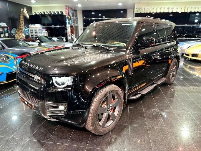 Подержанный Land Rover Defender P400 II, 3.0 л, 2024 в Дубае от Top Line Motors Черный цвет. GCC | AUTO.AE