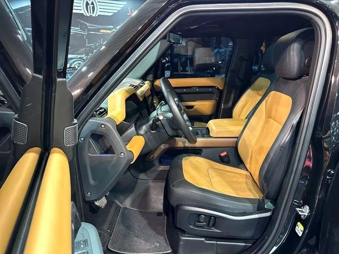 Подержанный Land Rover Defender P400 II, 3.0 л, 2024 в Дубае от Top Line Motors Черный цвет. GCC | AUTO.AE