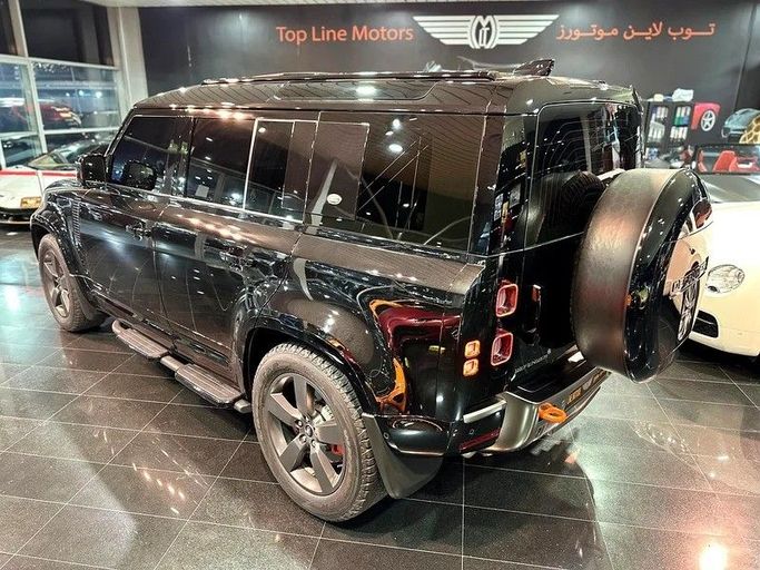 Подержанный Land Rover Defender P400 II, 3.0 л, 2024 в Дубае от Top Line Motors Черный цвет. GCC | AUTO.AE
