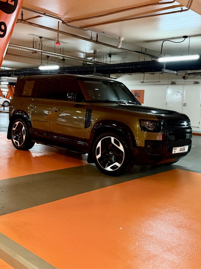 مستعملة Land Rover Defender 110 ثانياً, 3.0 l, 2022 في في دبي، اللون بني. مواصفات الخليج | AUTO.AE