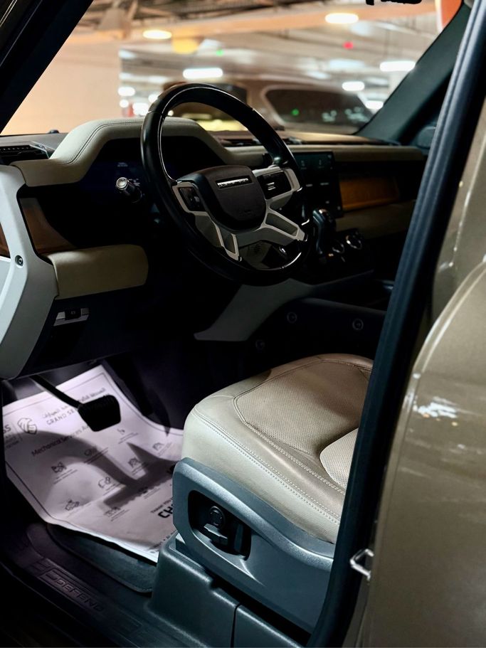 مستعملة Land Rover Defender 110 ثانياً, 3.0 l, 2022 في في دبي، اللون بني. مواصفات الخليج | AUTO.AE