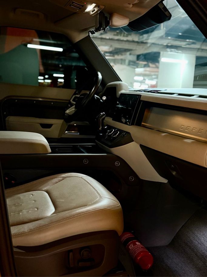 مستعملة Land Rover Defender 110 ثانياً, 3.0 l, 2022 في في دبي، اللون بني. مواصفات الخليج | AUTO.AE