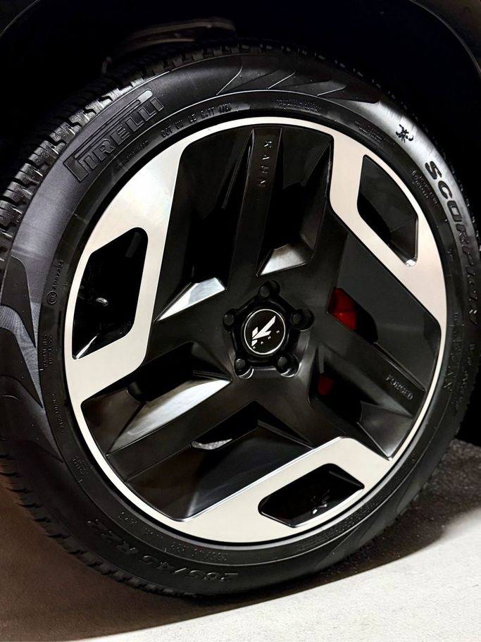 مستعملة Land Rover Defender 110 ثانياً, 3.0 l, 2022 في في دبي، اللون بني. مواصفات الخليج | AUTO.AE