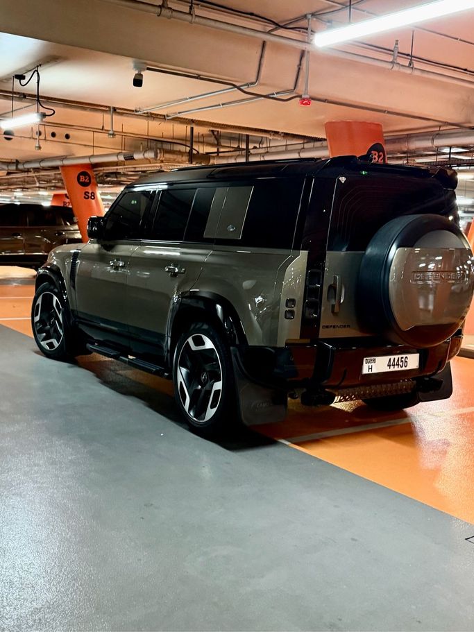 مستعملة Land Rover Defender 110 ثانياً, 3.0 l, 2022 في في دبي، اللون بني. مواصفات الخليج | AUTO.AE