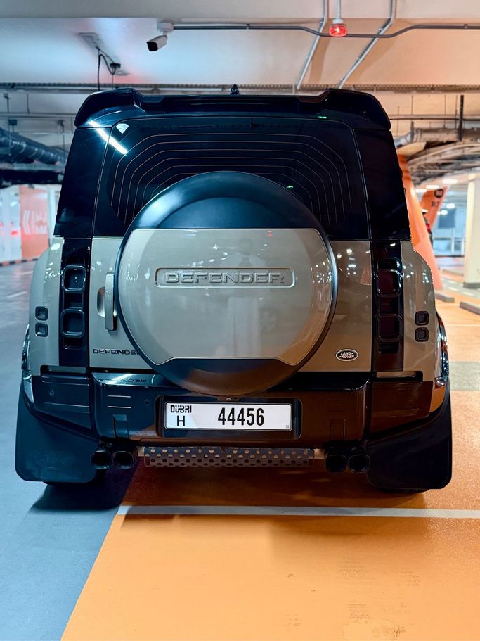 مستعملة Land Rover Defender 110 ثانياً, 3.0 l, 2022 في في دبي، اللون بني. مواصفات الخليج | AUTO.AE