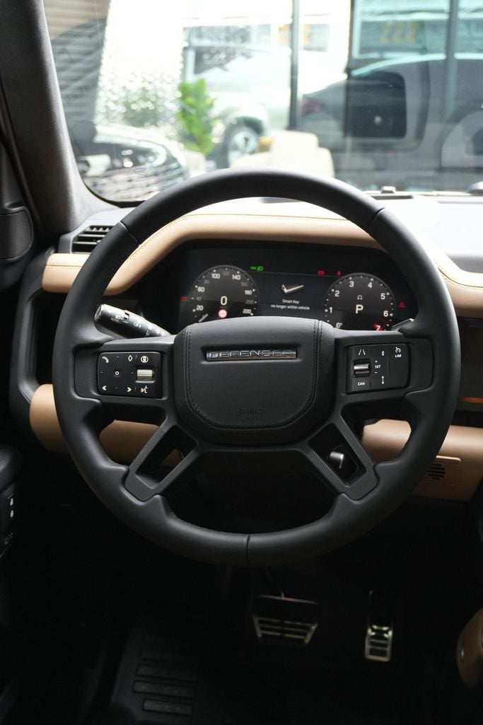 Новый Land Rover Defender P400 II, 3.0 л, 2025 в Дубае от Carbon Edition Motors Черный цвет. Other | AUTO.AE